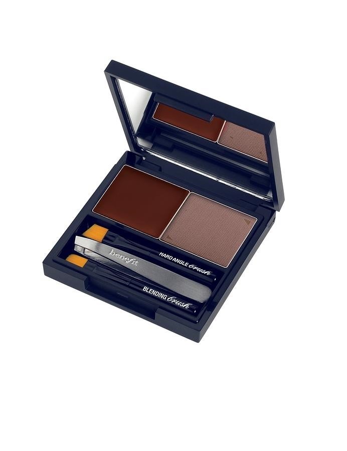 Kit de cejas con todas las herramientas necesarias para dar forma y definir las cejas a la perfección. Incluye cera pigmentada para formar un polvo de color natural para definir el color, pequeñas pinzas, cepillo duro ángulo biselado y pincel para difuminar. (Precio: 34'50€, de venta en Sephora).