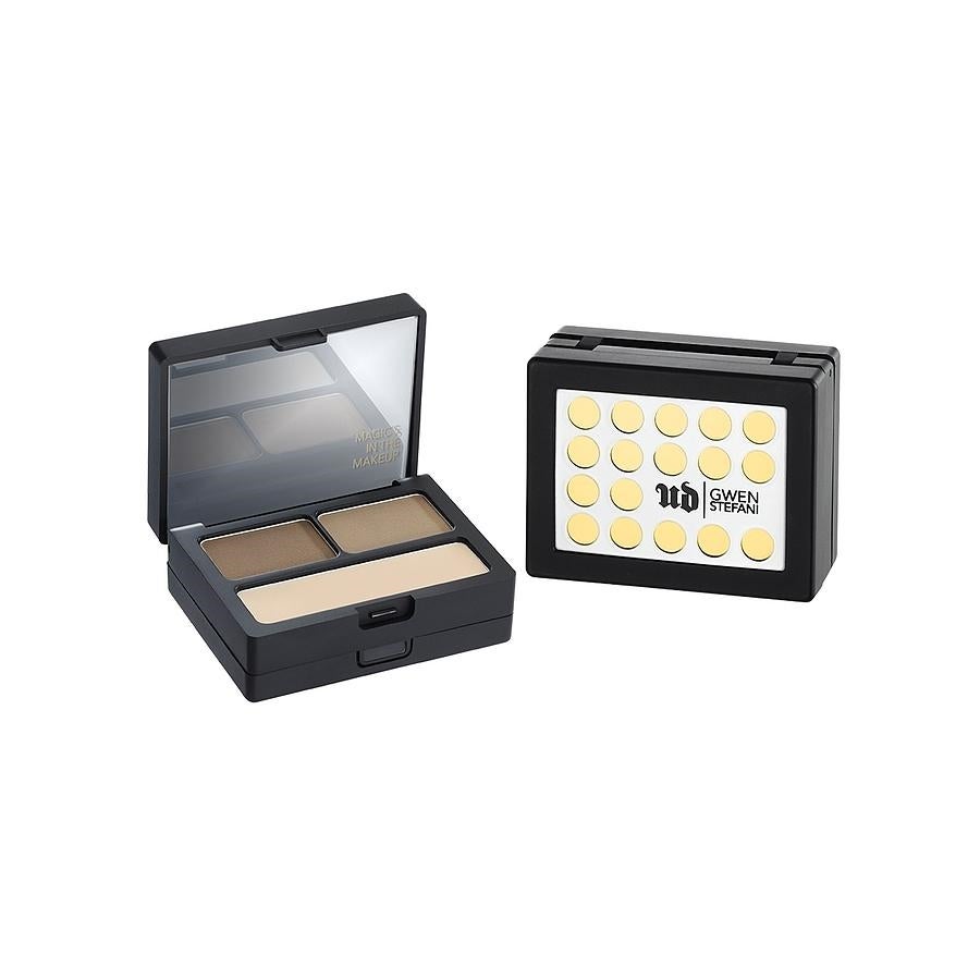 Kit para cejas que cuenta con dos sombras en polvo superversátiles, unas minipinzas para los pelitos, dos minibrochas en ángulo para esculpir y sombrear, dos espejos (uno de aumento) y cera para fijar los arcos perfectos. (Precio: 32€).