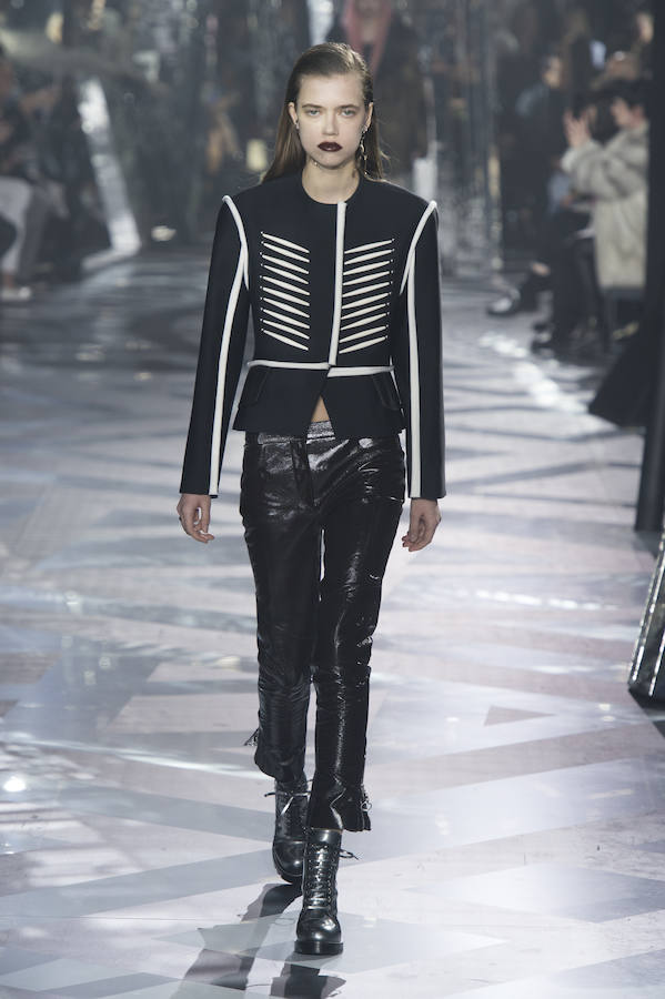 El 'total black' aparece en propuestas como estas.