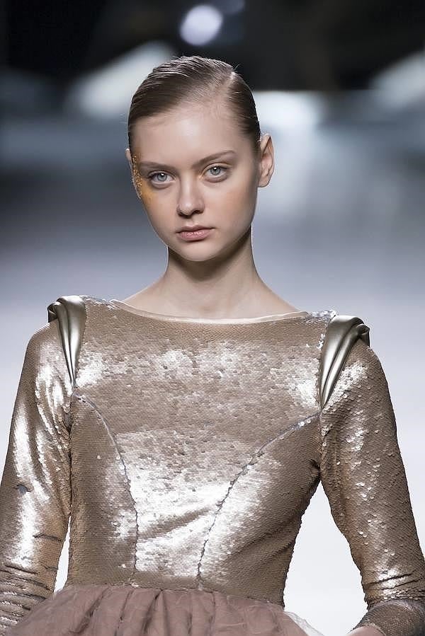 Las modelos del desfile de Maya Hansen en la Semana de la Moda de Madrid lucieron moños de bailarina con raya a un lado baja y acabado pulido.