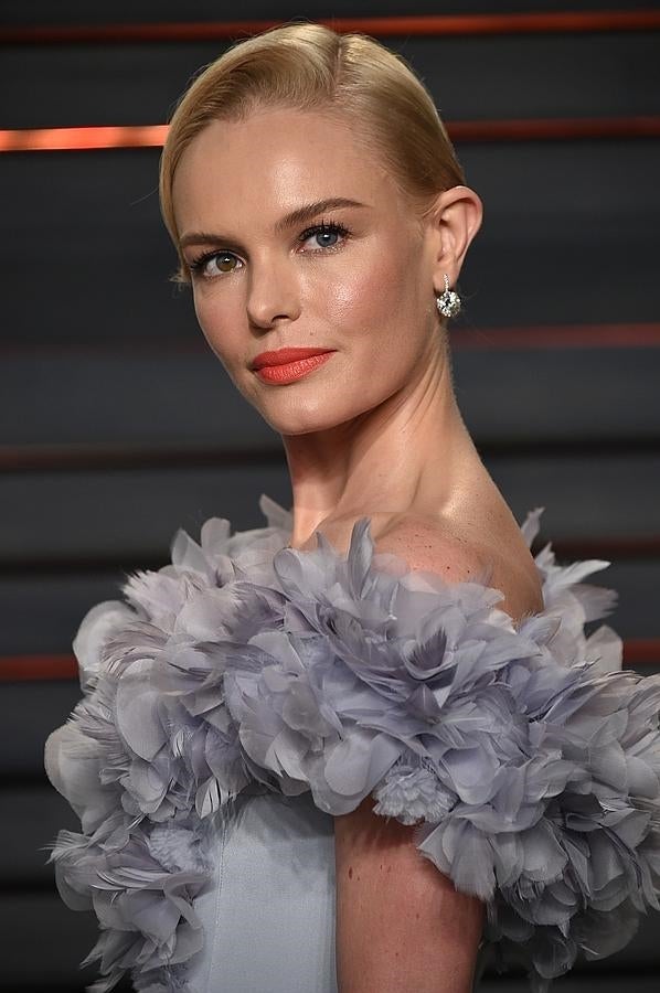 La actriz Kate Bosworth lució un moño de bailarina con raya a un lado enla fiesta posterior a la entrega de los Oscar 2016.