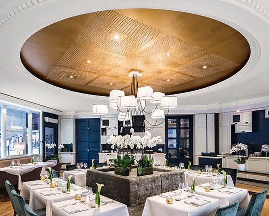 Después de meses de reformas, el hotel parisino Edouard 7 muestra su nueva cara. En especial la de su restaurante, con el joven chef Remy Fourmeaux (31 años) a la cabeza y su cocina con ingredientes orgánicos de temporada.