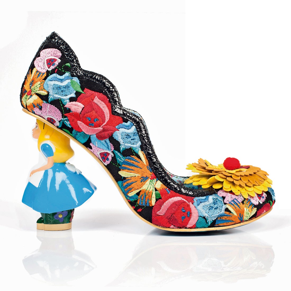Disney ha colaborado con Irregular Shoes en una extravagante y onírica colección de zapatos inspirada en Alicia en el país de las maravillas. Alicia, el gato, el conejo blanco o la taza de té son algunos de los personajes que forman parte de estos originales y divertidos modelos que son pura fantasía.