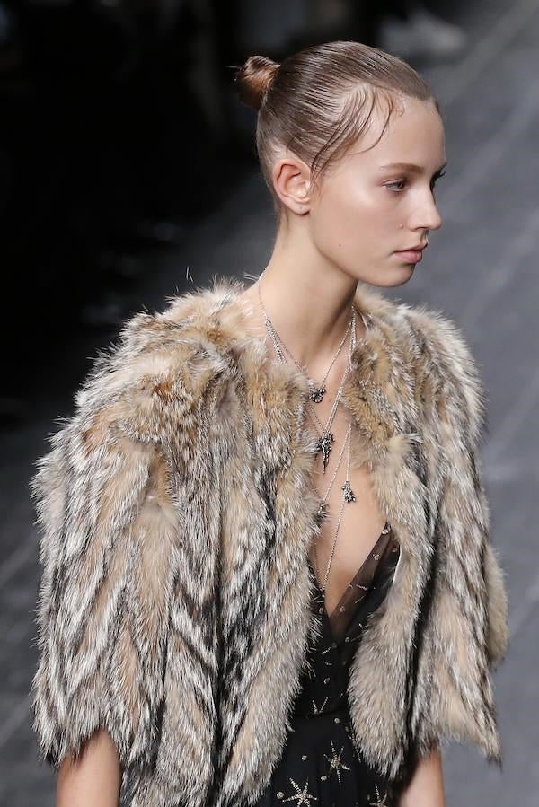 Las modelos que desfilaron para Valentino en la Semana de la Moda de París lucieron moños de bailarina con acabado pulido.