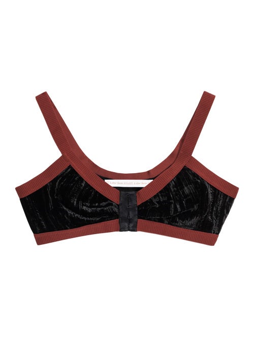 Para llevar encima de blusas o vestidos, este micro top de seda (Precio: 45 euros).