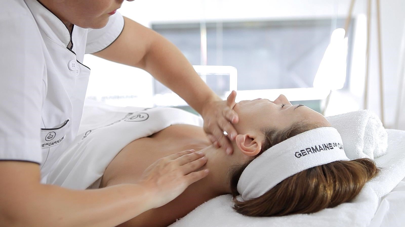 En el Beach Club de Vincci Selección Estrella del Mar puedes disfrutar de rituales y tratamientos de belleza corporales y faciales gracias a la firma cosmética Germaine de Capuccini. En la imagen el tratamiento anti-edad Vector 3 Programa Avanzado Firmeza y Densidad Rostro Cuello Escote de Timexpert Lift (IN).