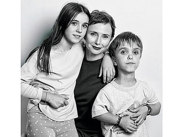 Arriba, Helena Rohner con Mar (13) y Lucas (15 años). La madre define a su hijo como "un niño solar, todo el mundo le quiere, es líder de su clase... y no porque dé pena, sino porque tiene mucho carácter". De Mar dice que su posición no siempre es fácil, "porque él se ha llevado mucha atención", pero se adoran, "y también se pelean".