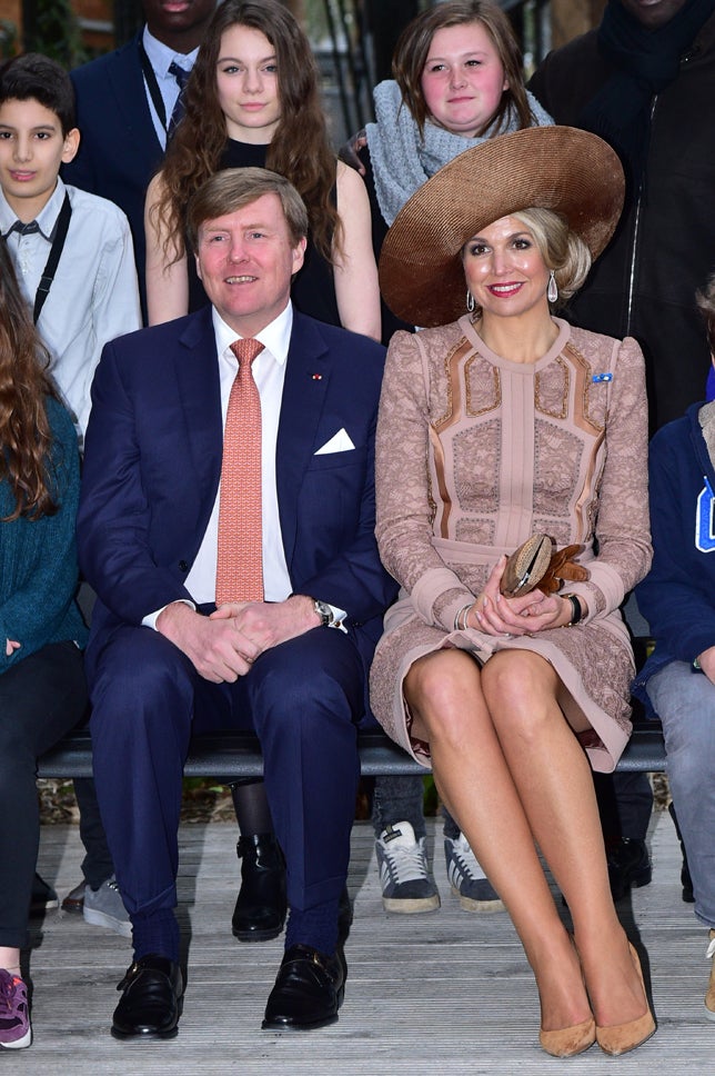 Máxima de Holanda empezó su viaje de dos días a París con una matrícula de honor en estilo. La Reina sorprendió con un original abrigo-vestido en rosa empolvado con detalles de encaje y piel del diseñador danés afincado en los Países Bajos Claes Iversen. Como complementos, los mismos salones en ante cámel que le hemos visto durante el resto de actos públicos de día en la capital francesa, clutch, maxi pendientes y una espectacular pamela en rafia marrón.