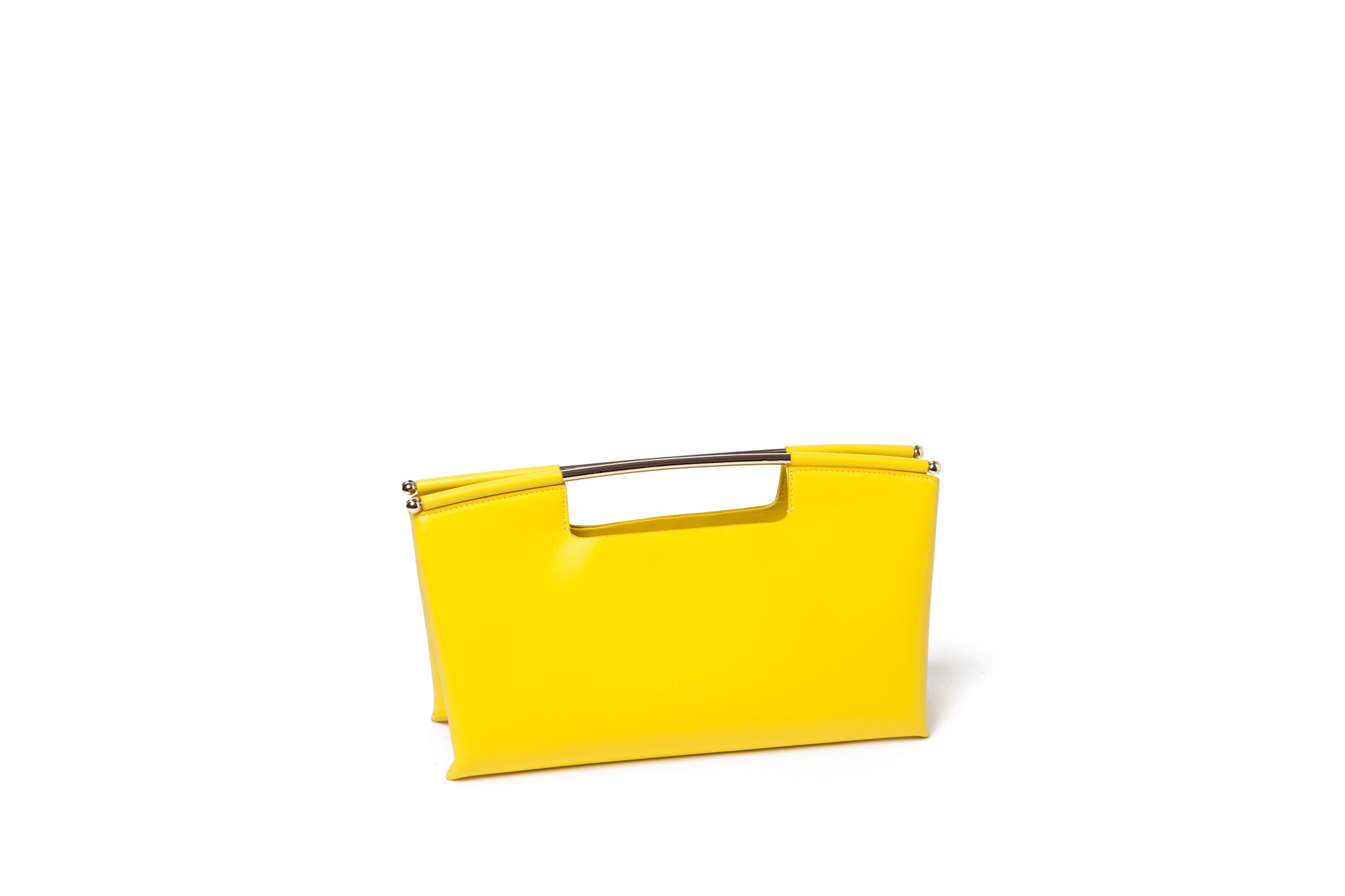 Entre la impecable línea de complementos creada por Josep Font no podía faltar un modelo 'baguette' como este en amarillo.