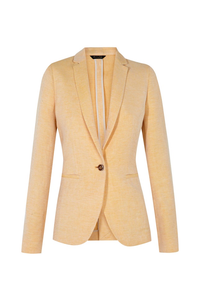 Esta americana entallada en amarillo será una pieza imprescindible en tus looks 'working girl' esta temporada.