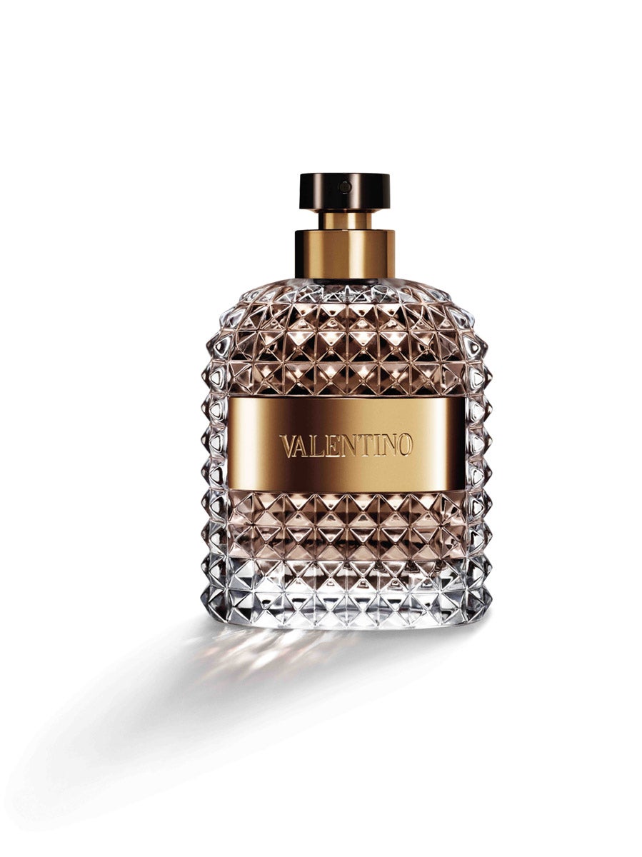 Una fragancia brillante, clásica, suave de madera ahumada con un toque de ambigüedad. Un objeto táctil tallado con prismas, clásico moderno y atemporal, recordando a una botella de licor. (Precio: 106,50€, 150 ml).