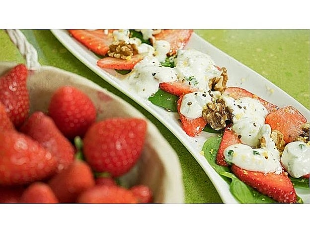 Ensalada de fresas, espinacas y salsa de yogur