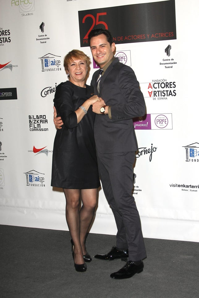 Sabemos que las medias vuelven a estar de moda, pero nosotras seguimos sin verlas como un complemento a un look de noche con LBD. Asier Etxeandía, impecable como siempre.