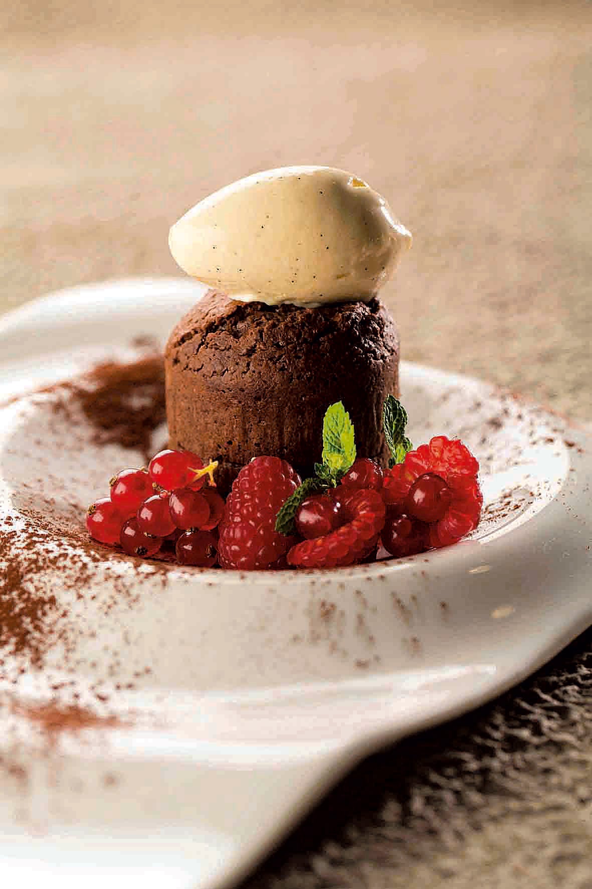 Para dos personas: Prepara el núcleo calentando 300 g de leche y 300 g de nata con 30g de estevia y 50 g de mantequilla. Vierte sobre 175 g de pasta de cacao y tritúralo. Echa esta masa en una cubitera y congela dos horas. Para el coulant, funde 320 g de chocolate sin azúcar con 100 g de mantequilla. Monta 2 huevos con 14 yemas y 160g de estevia. Añade al chocolate caliente poco a poco, mientras remueves. Incorpora a la mezcla de 180 g de harina de arroz y 120 g de harina de almendra con sal y 4 g delevadura, y mezcla. Forra los moldes con papel de horno. Vierte la masa del bizcocho hasta la mitad. Coloca en el centro uno de los núcleos congelados y termina de llenar. Hornea a 190 ºC durante 15 minutos. Desmolda y sirve acompañados de helado de vainilla.