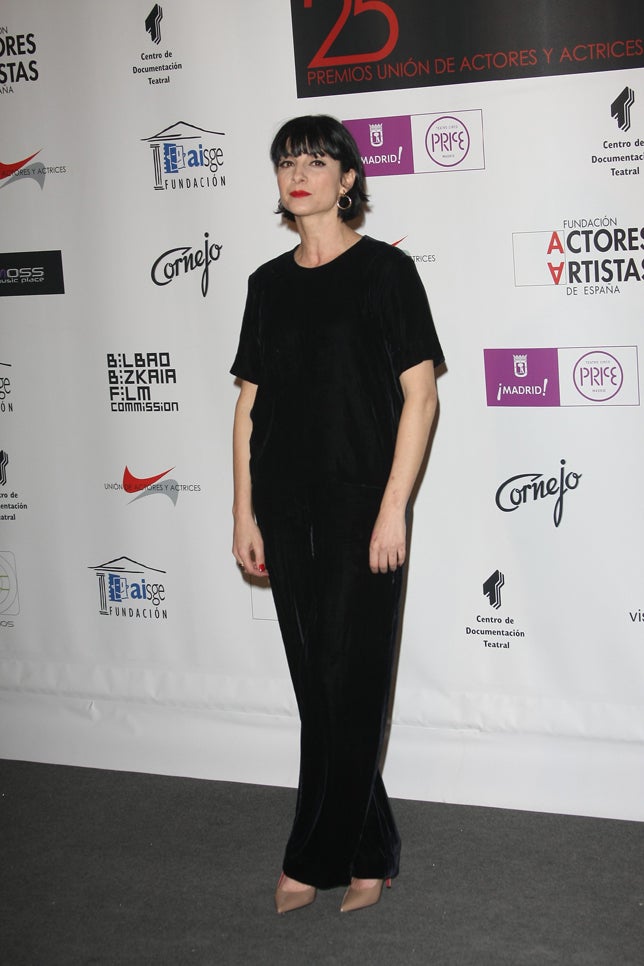 La actriz apostó por el 'total black'... y pasó sin pena ni gloria por la alfombra gris.