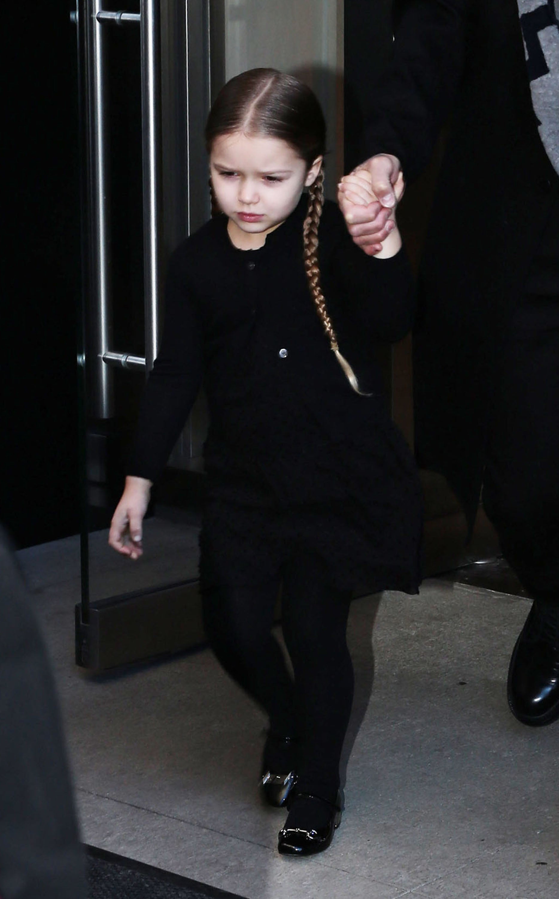 La pequeña Harper Beckham con dos trenzas de india.