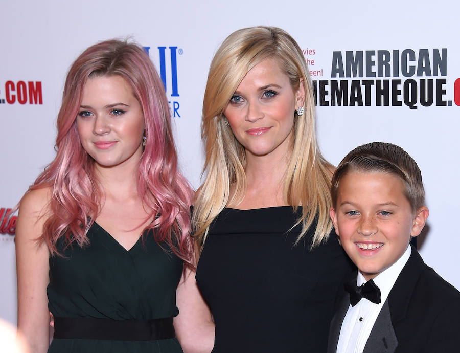 La hija de la actriz Reese Witherspoon with sons Ava Phillippe, con 16 años, ya luce su propio estilo: mechas de color rosa.