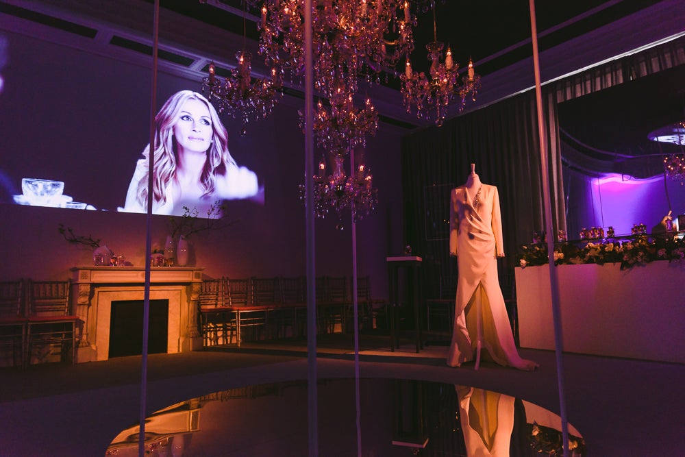 El colofón de la visita a La Maison Lancôme es el salón presidido por el mítico chandelier y el vestido lucido por Julia Roberts en el nuevo spot de la fragancia La vie est belle.