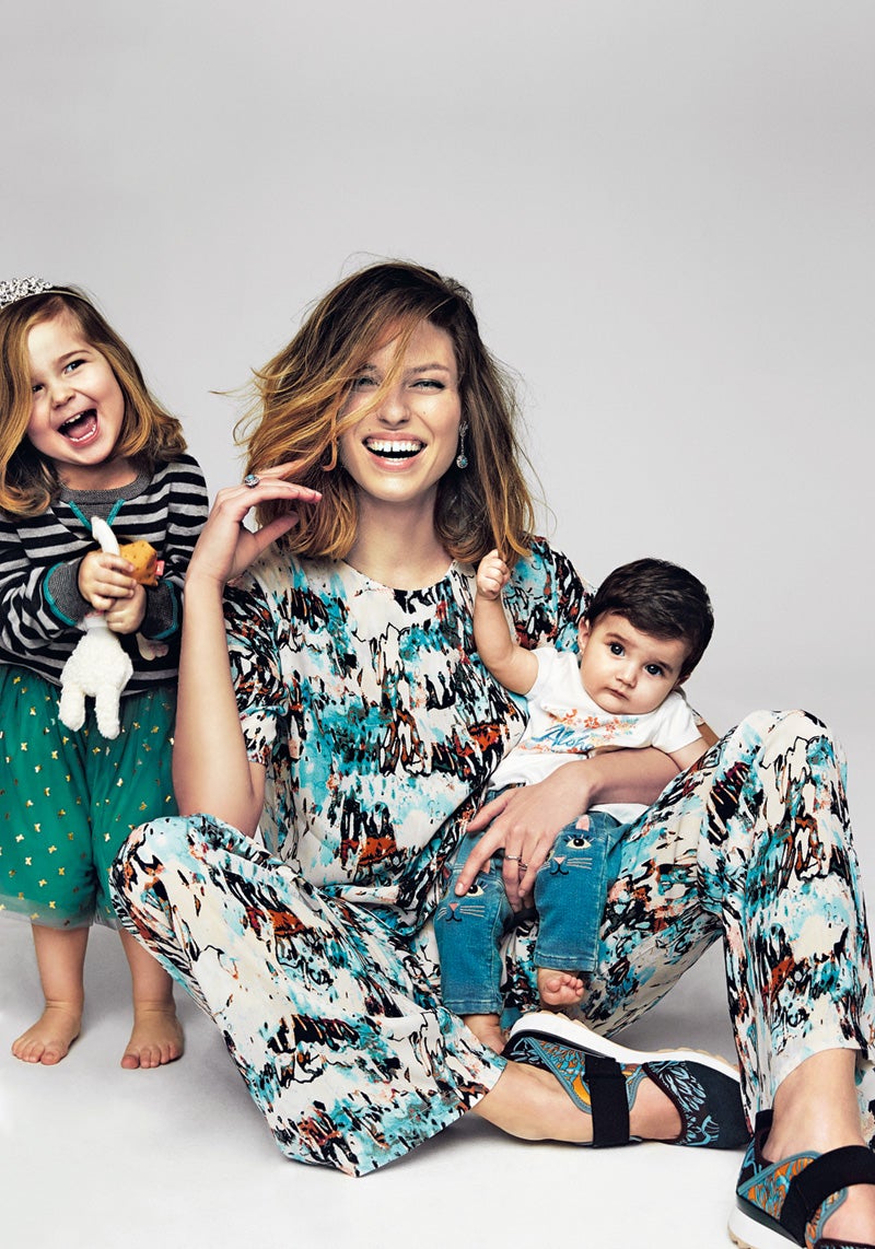 A la izda., la modelo lleva top (49,95 €) y pantalón (59,95 €) de Lois, y zapatillas de Bimba & Lola (98 €). Sortija de Ansorena y anillo de Aristocrazy. La pequeña Flavia lleva camiseta de El Corte Inglés (19,90 €) y vaqueros Little Marc Jacobs (79 €); y Casilda, look de Kiabi (C.P.V.). Estilismo: Verónica Suárez. Maquillaje y peluquería: Miguel Ángel Álvarez.