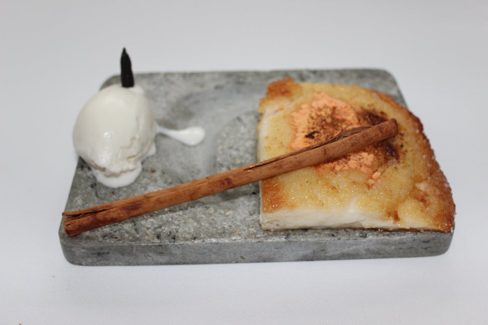 Para preparar esta receta, seguiremos el modo de hacer las torrijas tradicionales, pero en vez de freírlas, las meteremos al horno a 200º hasta que se doren. Para la costra de zanahoria mezclaremos azúcar isomalt, zanahoria deshidratada y una pizca de agua, lo templamos en un cazo y lo extendemos en un papel sulfurizado para después colocarlo encima de cada torrija. El helado de haba tonka se hace de una forma muy sencilla mezclando muy bien el helado de vainilla con dos habas tonkas ralladas. Y por último, el trampantojo de canela lo hacemos con chocolate templado del 70%, al que añadimos un poco de manteca de cacao y procedemos con la misma técnica que los troncos de chocolate. Lo vertemos en la mesa (mármol o similar) y con una espátula o rasqueta vamos haciendo los tronquitos.