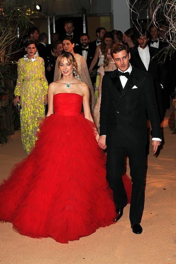 Beatrice acaparó todas las miradas con este precioso vestido rojo de Giambattista Valli con escote palabra.