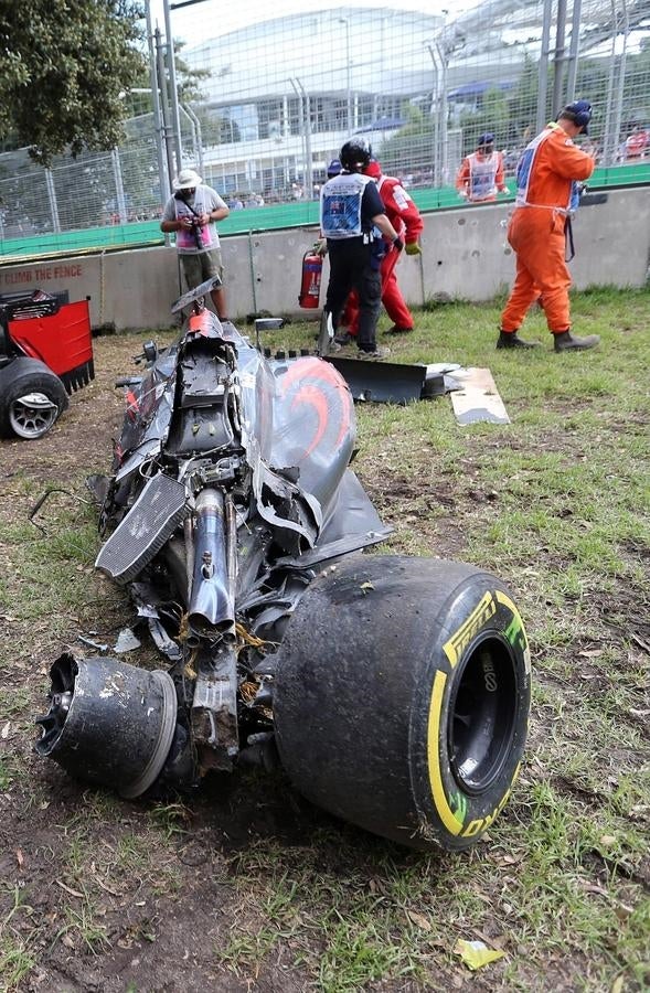 Imagen de cómo quedó el monoplaza de Alonso tras el espectacular accidente.