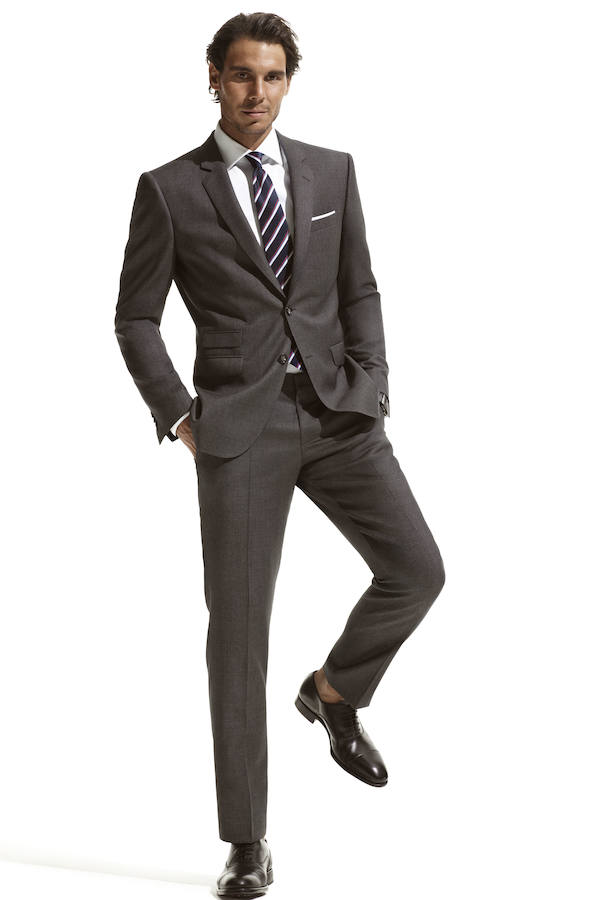 Rafa Nadal con uno de los trajes de la colección que lleva su nombre