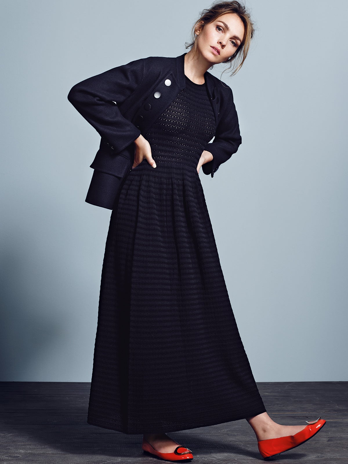 Vestido de Claudie Pierlot, chaqueta de Burberry Prorsum y bailarinas de Roger Vivier. Estilismo: Pilar Lara. Maquillaje y peluquería: Iván Gómez (Kasteel Agent) para Chanel y Balmain Paris Styling Line.