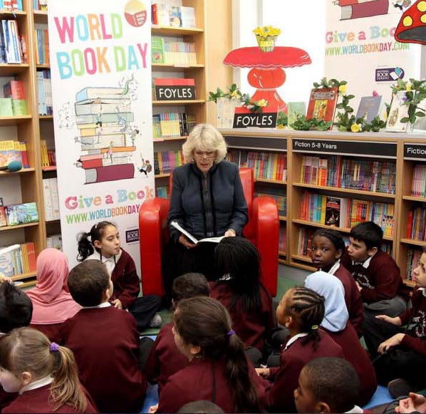 Deleitar a los más pequeños con su lectura tes otra de las competencias de la duquesa de Cornualles.