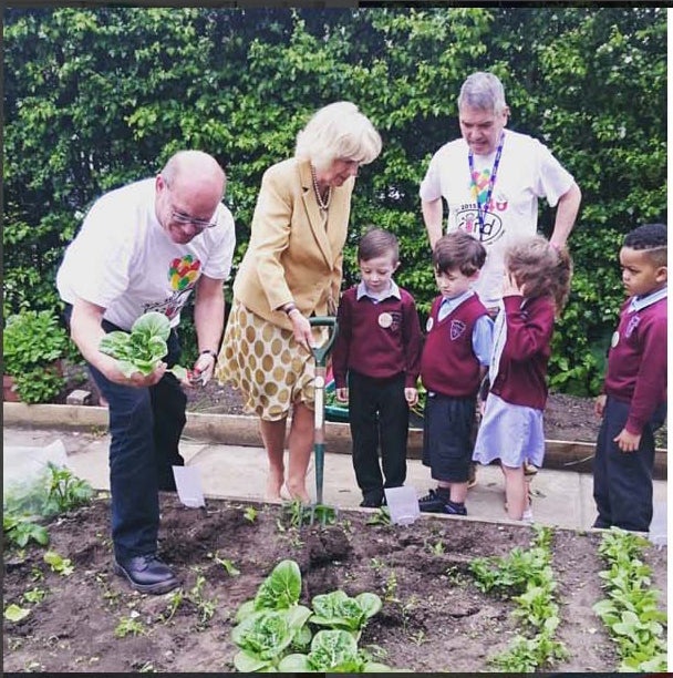 Carlos y Camila también gustan de trabajar la tierra.