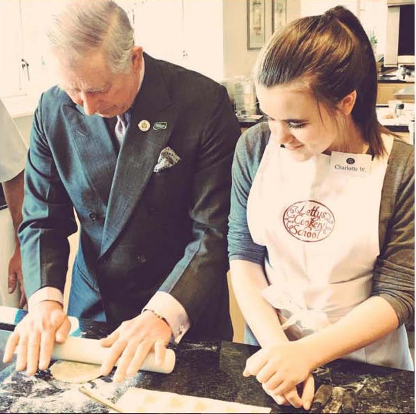 Carlos, con las manos en la masa, ha demostrado ser todo un experto en el manejo del rodillo.