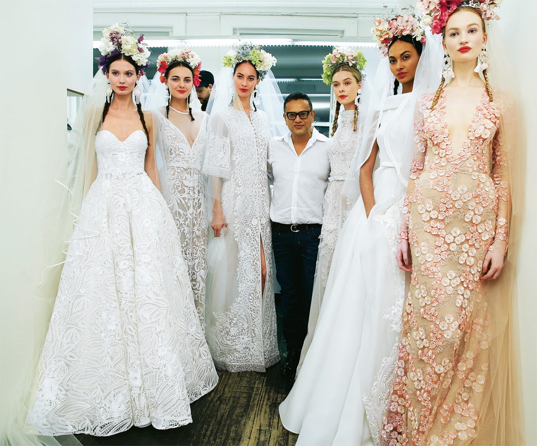 Nacido en Bombay y residente desde su infancia en Nueva York, Naeem Khan participará por primera vez en un desfile en Barcelona el próximo 27 de abril, dentro del marco de la Bridal Fashion Week. Kahn presentará su colección de novia y algunos de los vestidos de noche que le han hecho famoso entre clientas como Michele Obama, Noor de Jordania, Katy Perry, Beyoncé y Penélope Cruz.