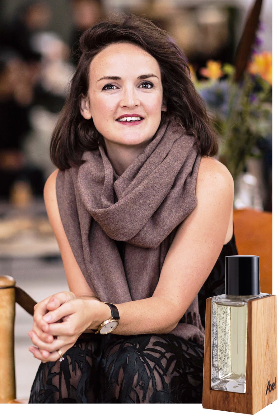 Dice la creadora de la firma Abel Organics que los ingredientes de Vintage 13 son 100% orgánicos certificados y que el perfume se puede beber en un cóctel sin problema. Y es que este aroma unisex tiene entre sus ingredientes clavo, pimienta negra, jengibre y vetiver. La enóloga Frances Shoemack es la fundadora de esta firma y el frasco es de cristal y de madera reciclados. (Frances Shoemack y su perfume Vintage 13.)