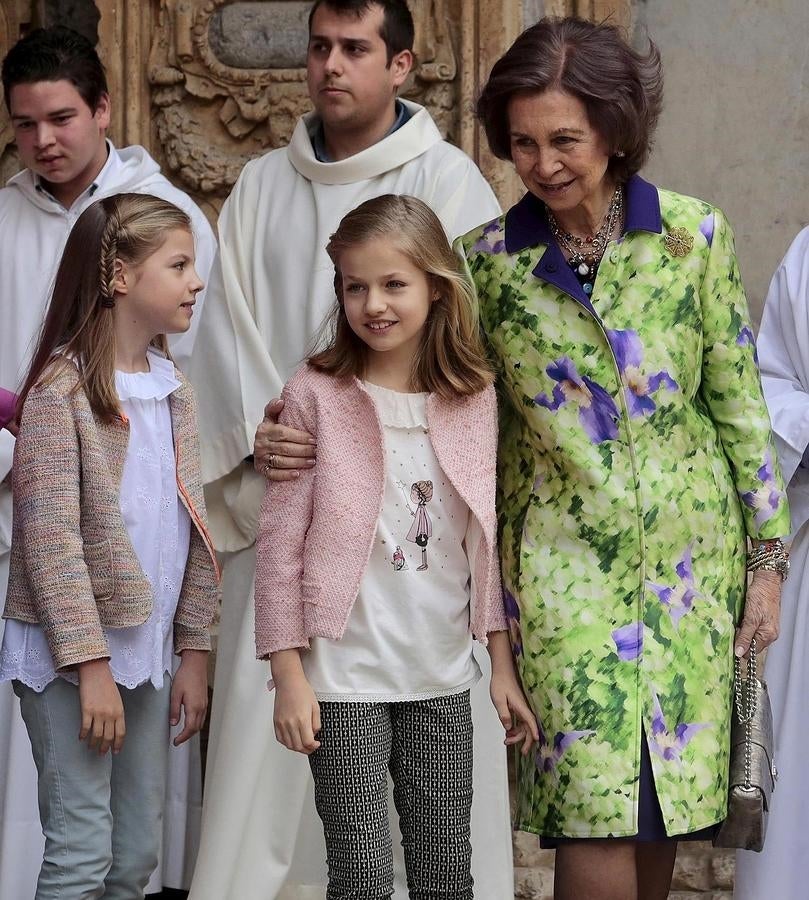 La Reina Emérita dejó gestos de cariño como este.