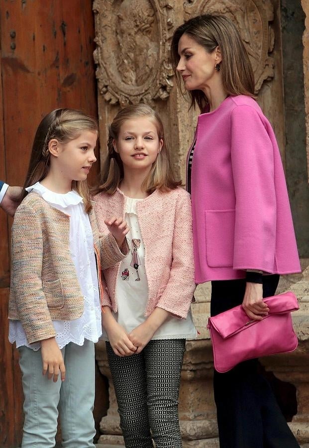 Doña Letizia y sus hijas, la Princesa Leonor y la Infanta Sofía, a las puertas de la catedral de la capital balear.
