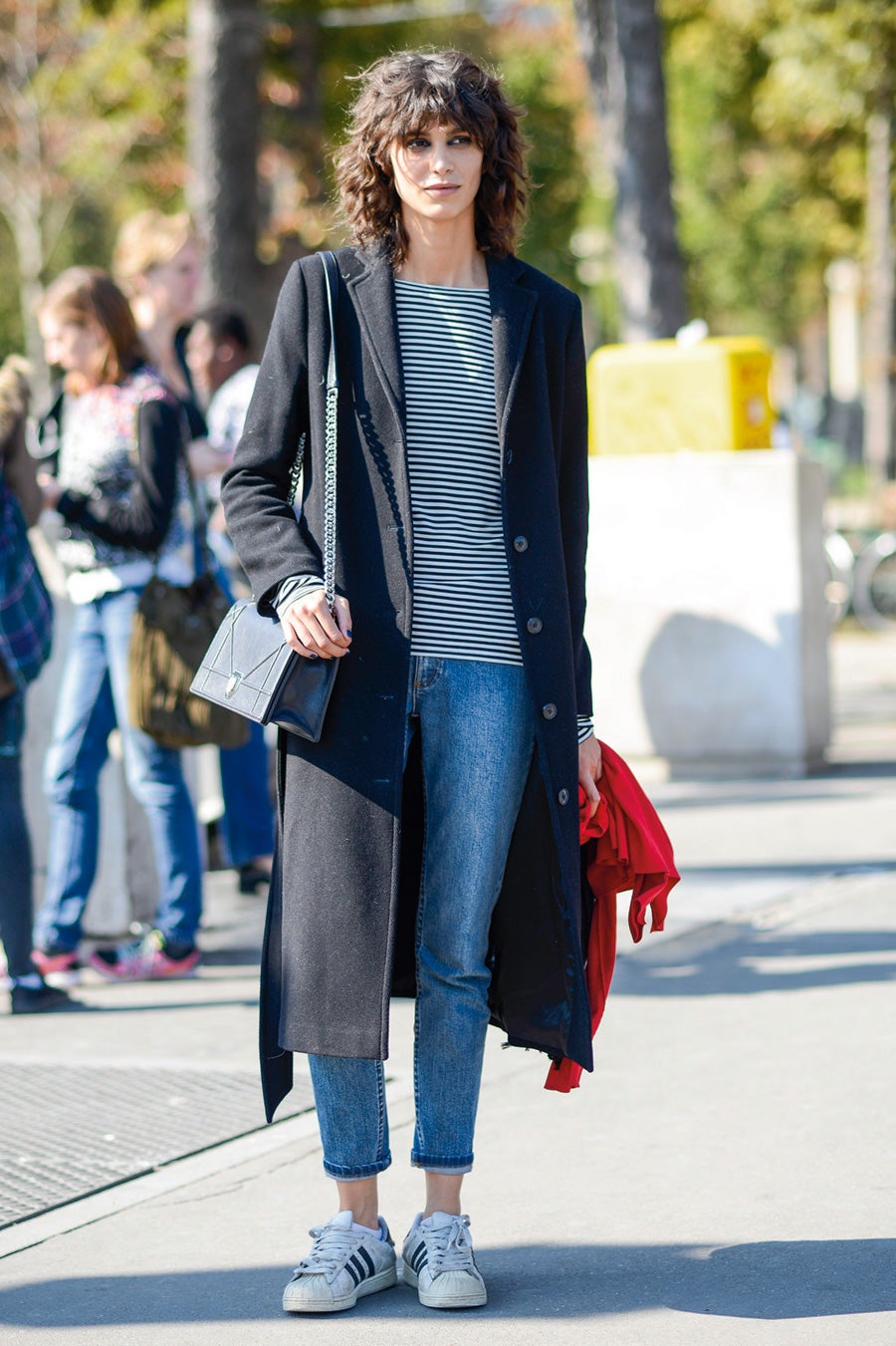 La modelo argentina Mica Arganarz posa en París con un Diorama de Christian Dior.