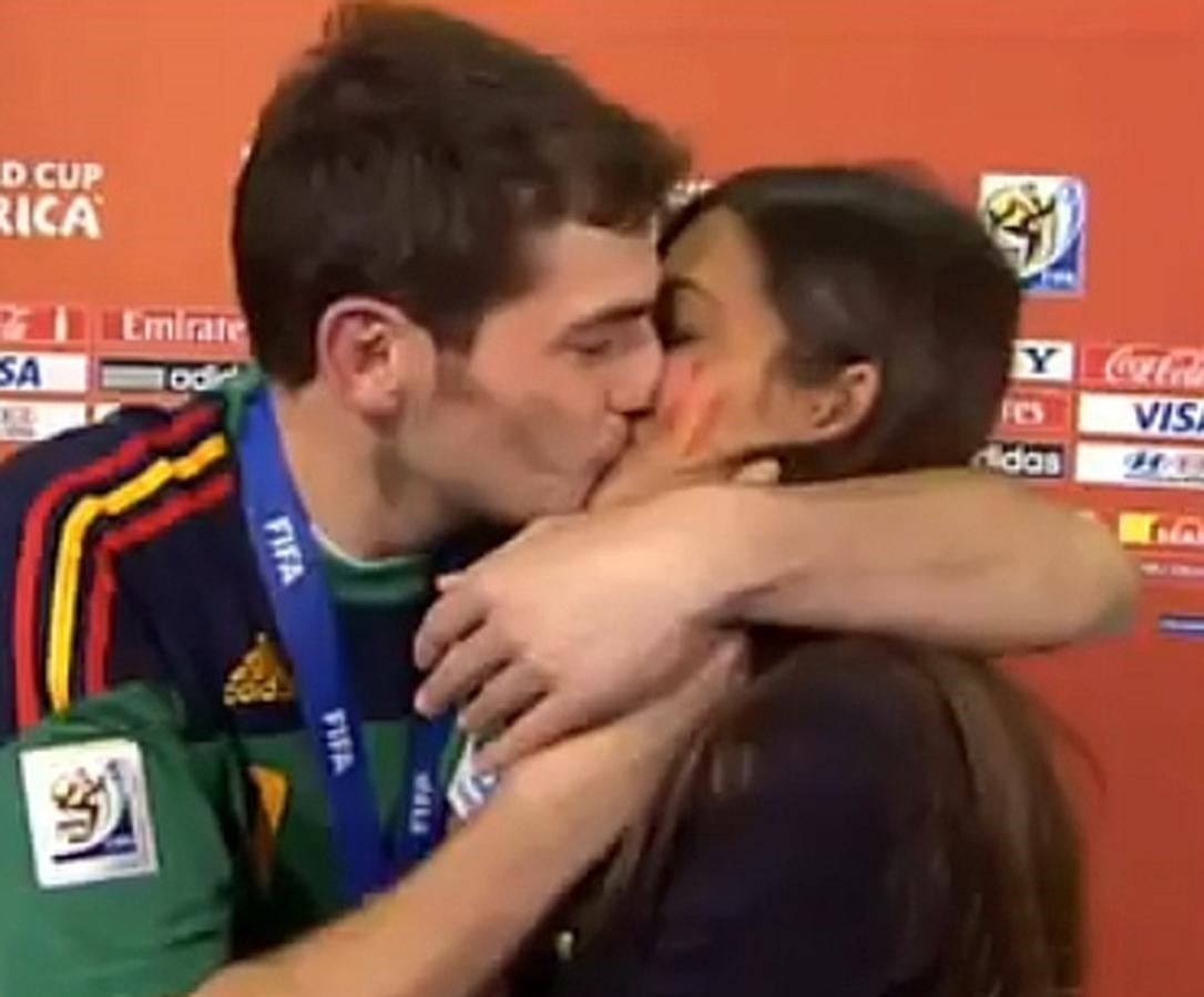 Este beso, el 11 de julio de 2010 tras proclamarse España campeona del mundo de fútbol dio la vuelta al mundo.
