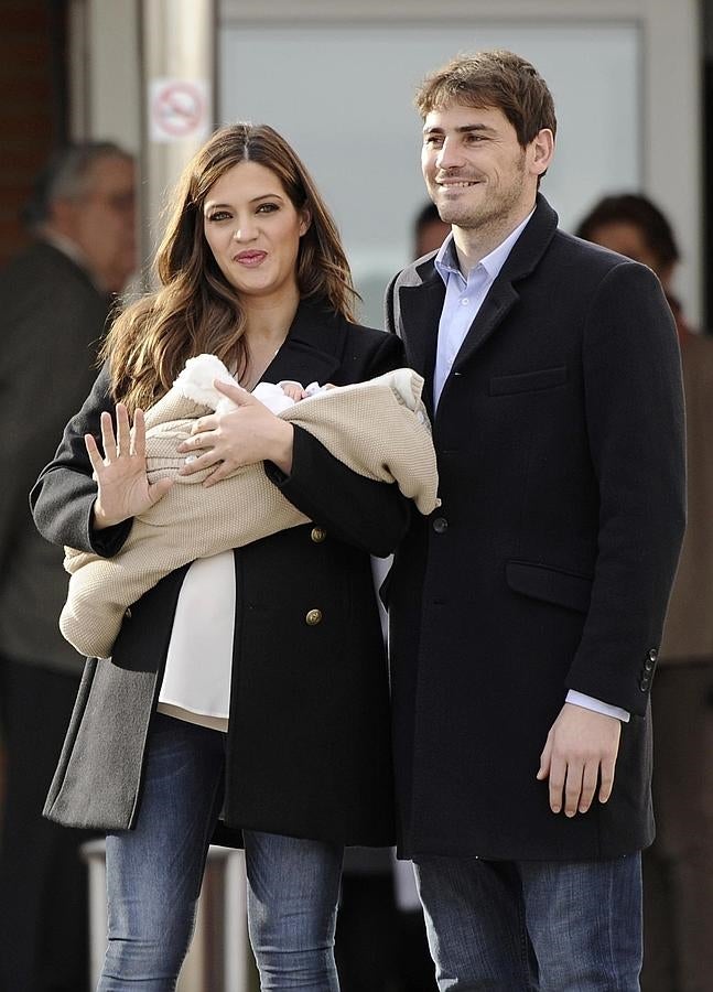 La parejo posó en enero de 2014 a su salida de la Clínica Ruber Internacional de Madrid con su primer hijo en brazos de la presentadora.