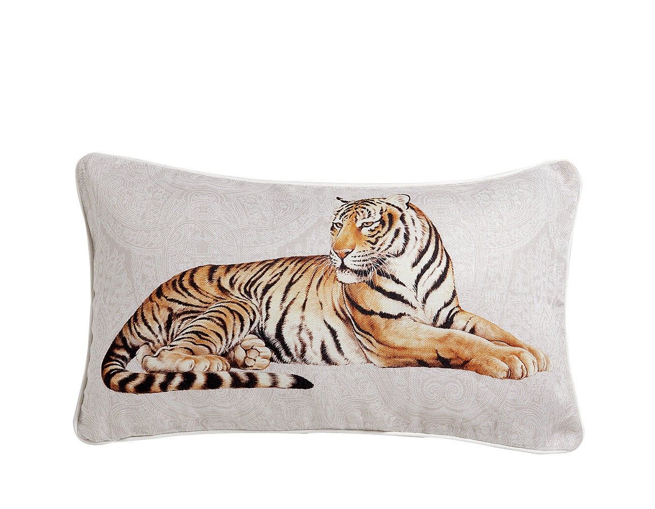 Tumbado sobre un adamascado blanco, posa elegante el nuevo rey de la casa en el cojín de Zara Home.