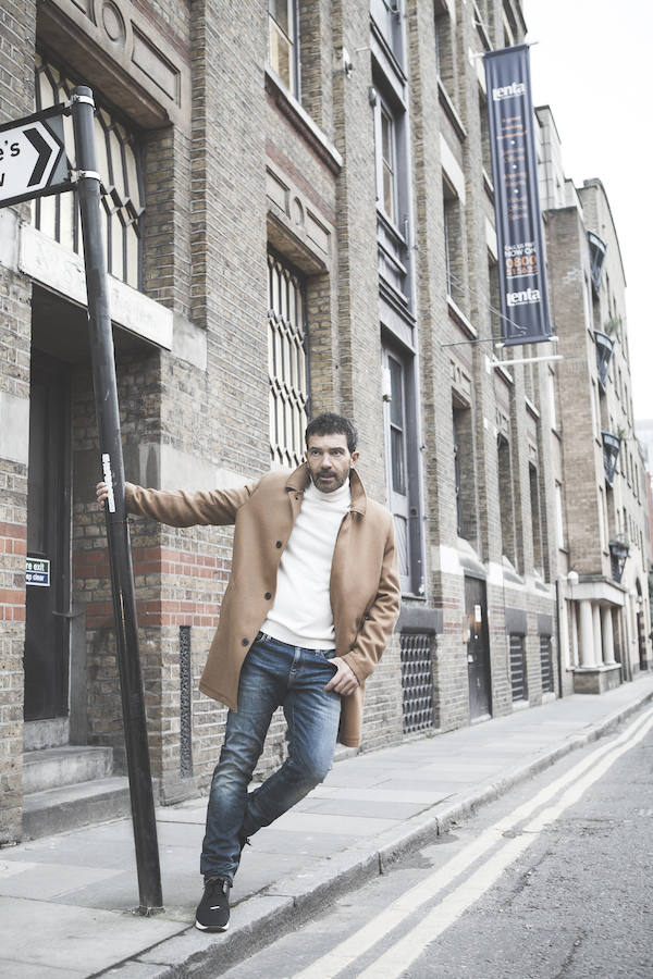 El malagueño ha posado con algunas de las prendas de la colección que ha creado junto a la firma