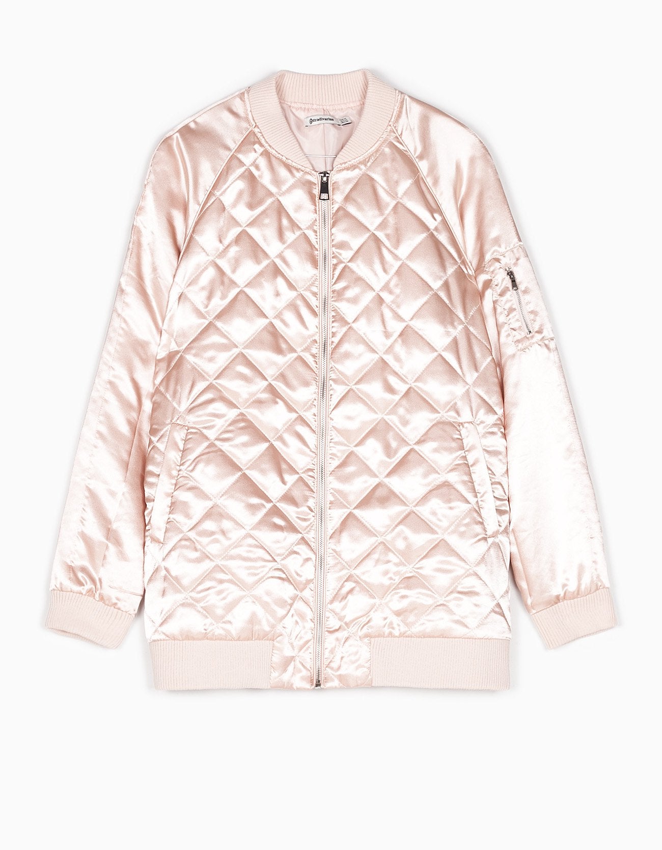 ¿Aún sin una bomber en el armario? Hazte con la prenda de la primavera sin que tu bolsillo se resienta (Precio rebajado de 29.99 euros a 17.99 euros).