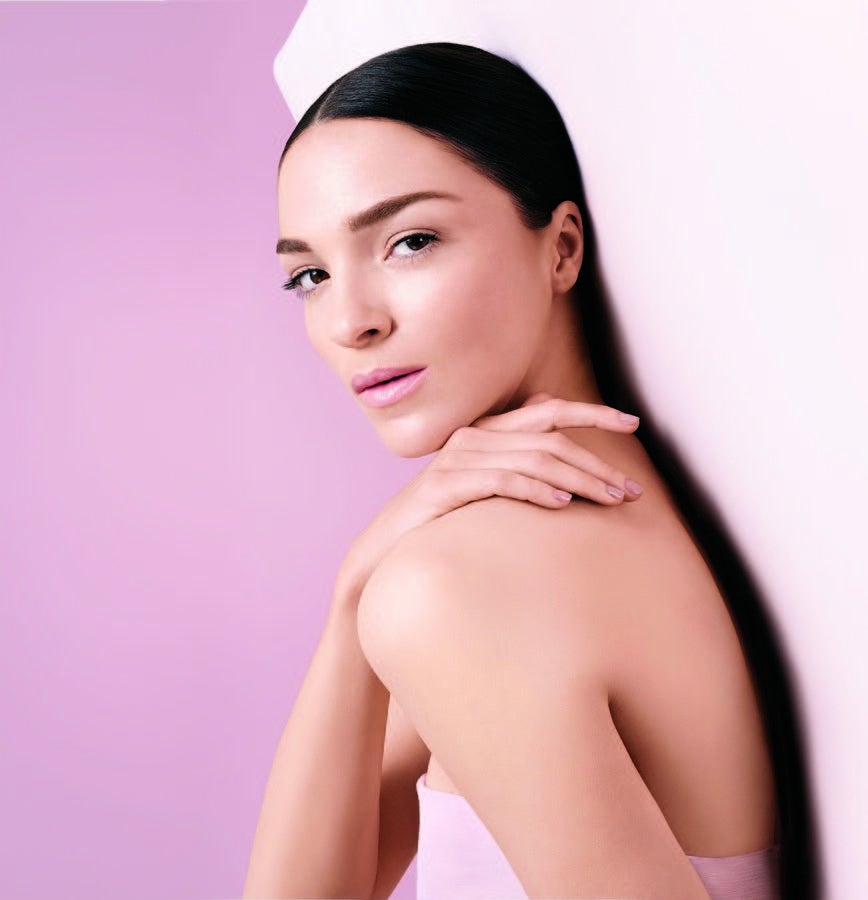 Un toque muy sutil de polvos bronceadores le dará a tu rostro el efecto buena cara perfecto después de la tristeza del invierno.