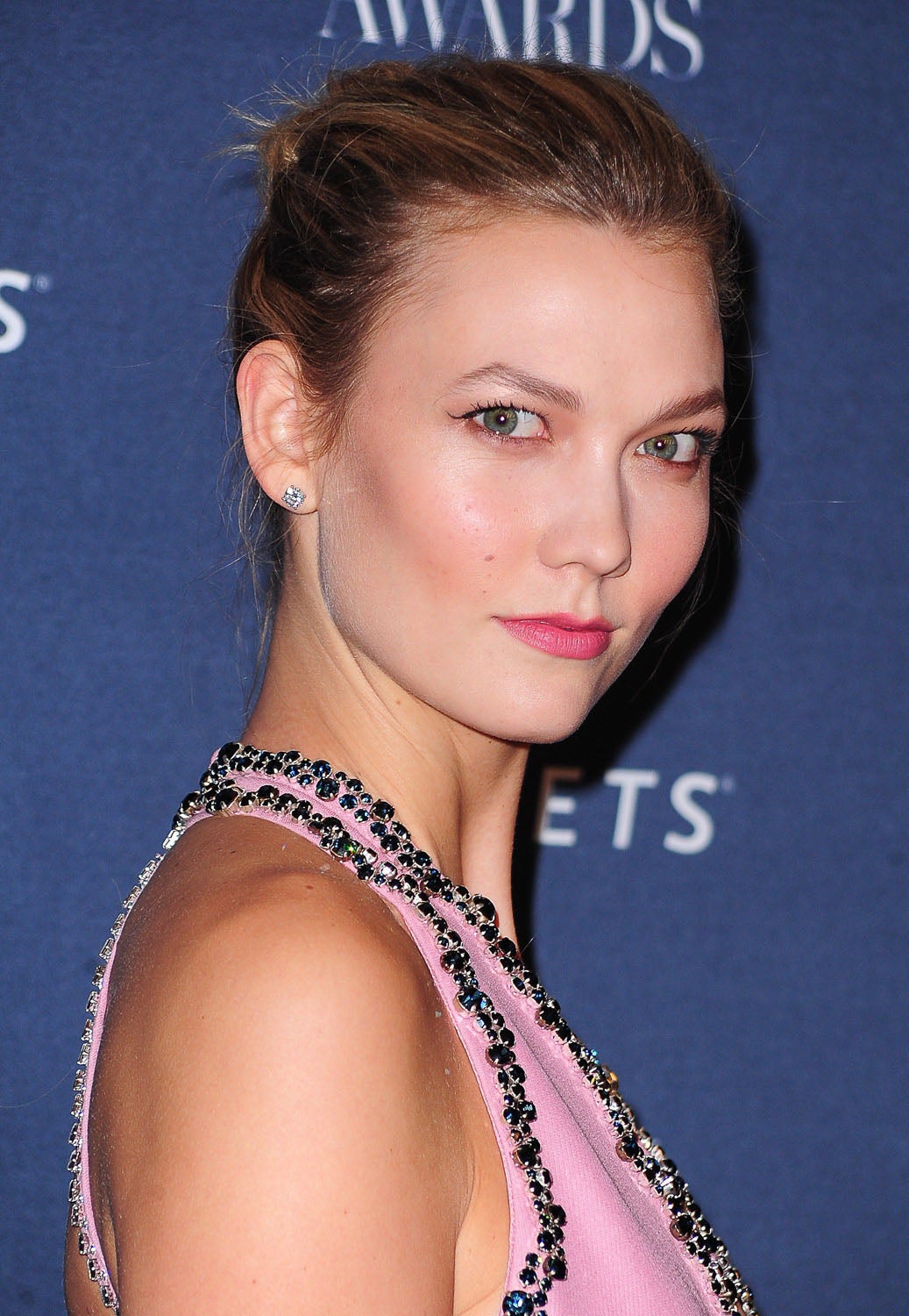 El moño de bailarina, uno de los peinados tendencia esta primavera, es también una opción acertada para los días de lluvia. Evitará que tu pelo sufra los estragos de la humedad y es muy estiloso. Karlie Kloss luce un moño de bailarina con algunos mechones sueltos para darle un toque informal.