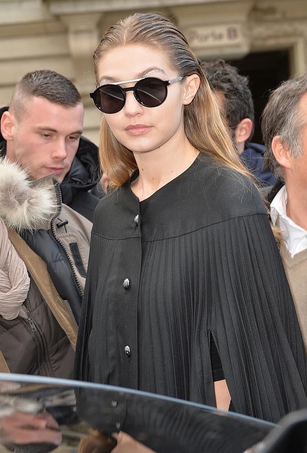 El 'wet look' o peinado con efecto mojado es otra de las opciones que te recomendamos para los días de lluvia. Controlarás el encrespamiento de tu pelo y lucirás perfecta como Gigi Hadid en esta imagen. Además puedes lucirlo de diversas opciones: raya en medio, a un lado, hacia atrás, con melena suelta, recogido en coleta, etc.