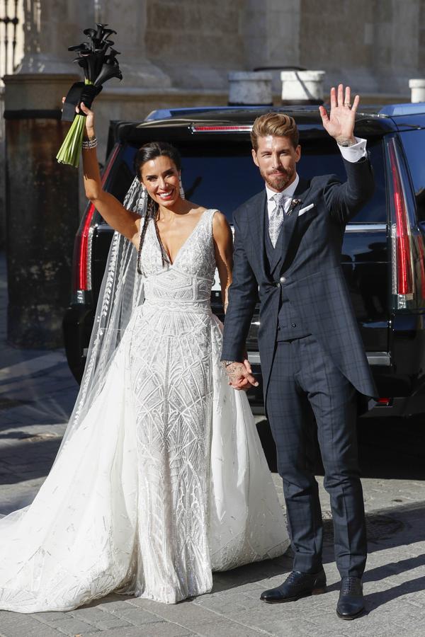 El 15 de junio de 2019 se dieron el 'sí, quiero',  Sergio Ramos y Pilar Rubio en una boda  por todo lo alto en Sevilla. La presentadora, fiel a su estilo, llamó la atención con su look, una apuesta arriesgada en la que el problema no era  el vestido de novia joya de Zuhair Murad  (muy 'parecido' a  este que llevó Heidi Klum ), sino todos los complementos que eligió y que recargaron el conjunto sobremanera: desde el tétrico ramo de calas negras, a sus maxi pendientes de brillantes, pasando por esas trenzas hippies con las que remató su peinado. Eso sí, nos guste o no su look de novia, Pilar Rubio estaba muy guapa.