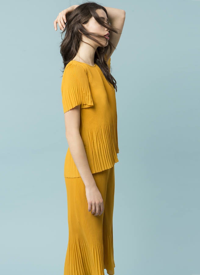 Look plisado ideal para la temporada de celebraciones