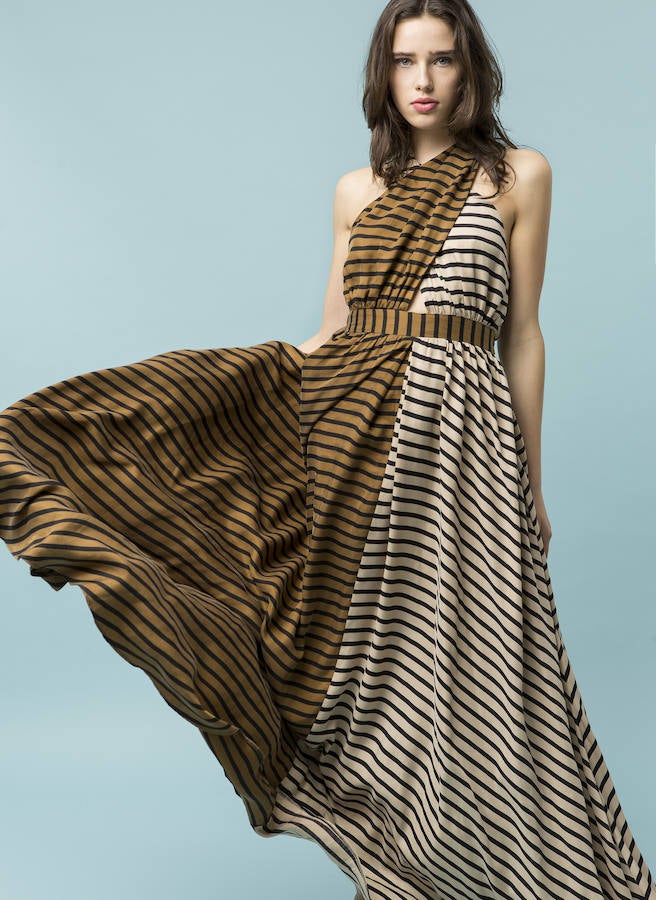 Con estampado a rayas en dos colores es este modelo de la firma con escote asimétrico