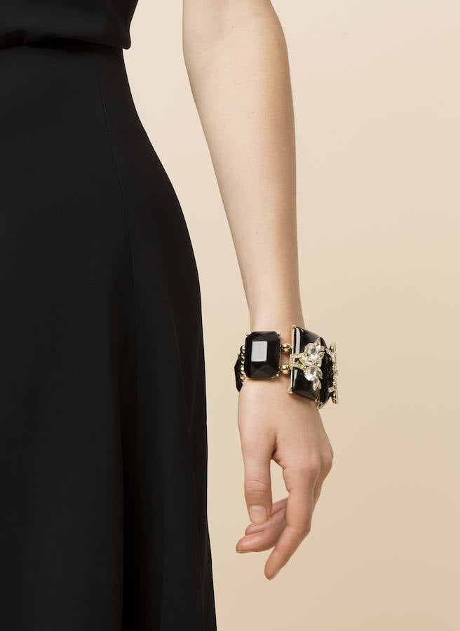 El color negro aparece en prendas y complementos como estos