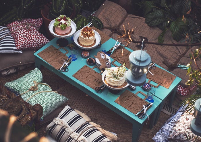 IKEA nos propone una mesa pensada por y para niños. La decoración DIY convive con materiales rústicos y acertadas pinceladas de color. El estilo 'chill out', con cojines a modo de asientos, los detalles en rafia y la mesa baja nos invita a prolongar el día hasta bien entrada la noche.