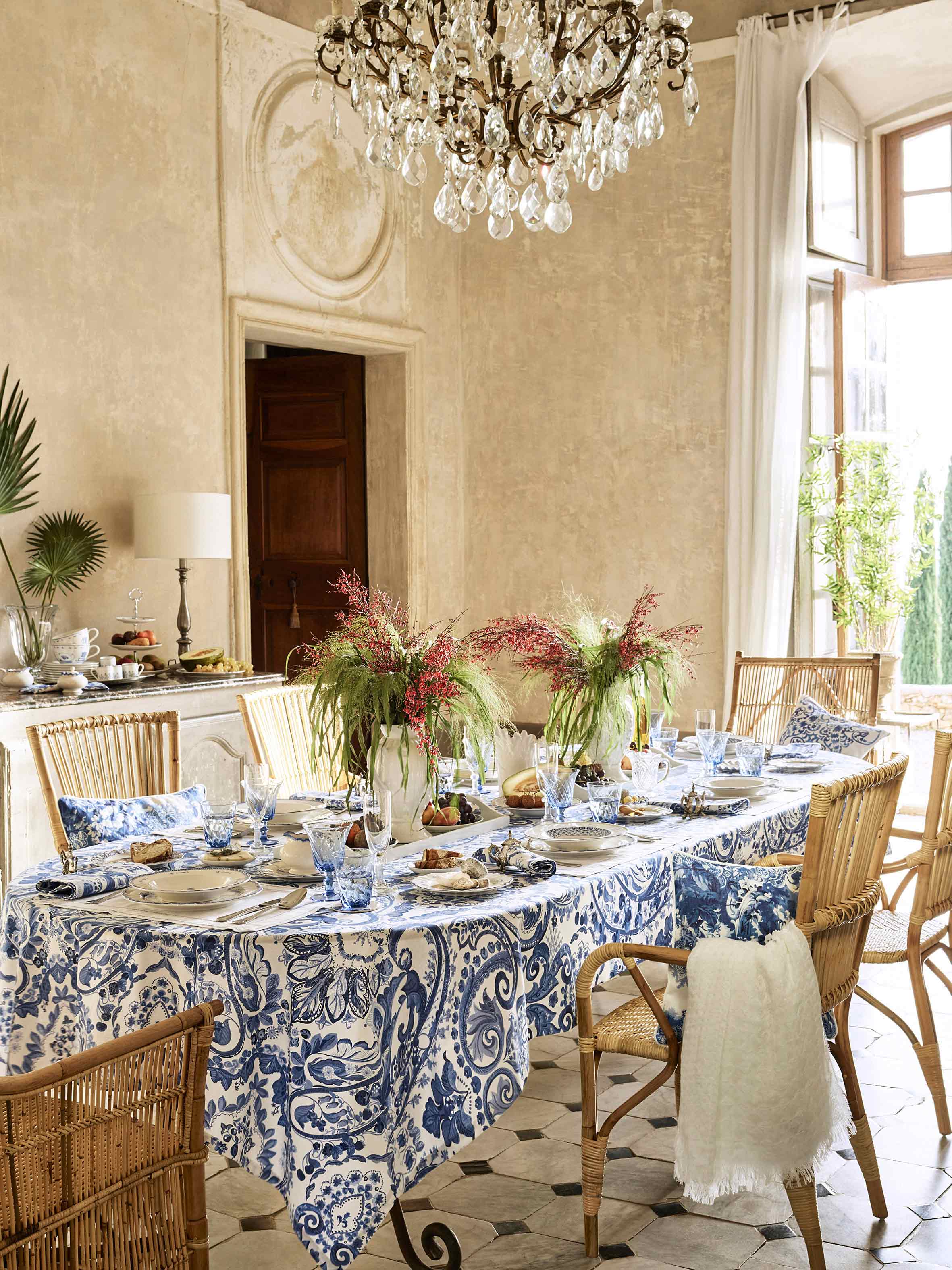 Nos imaginamos una comida de doming alrededor de esta mesa elegantemente decorada en azul y blanco que nos proponen desde Zara Home. Las plantas naturales acompañan el toque 'rustic-chic' de las sillas de enea.